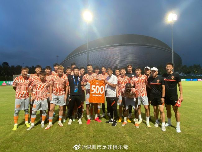 现场约500多名武警战士观看了电影《天刃》现场照片现场众多影迷也对《疯狂的外星人》的超强阵容表示期待：;看过预告片后就感觉很好笑，宁浩导演的电影从来没有让观众失望过，期待‘长在笑点上的男人’黄渤、沈腾、雷佳音的精彩表现